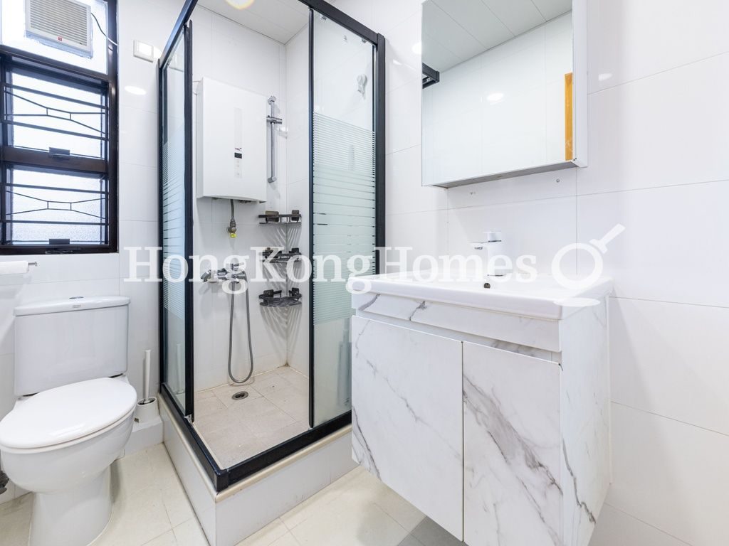 Guest Bathroom — 雅緻洋房L6座，薄扶林
