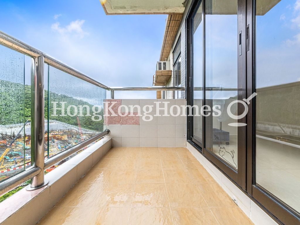 Balcony off Living and Dining Room — 雅緻洋房L6座，薄扶林