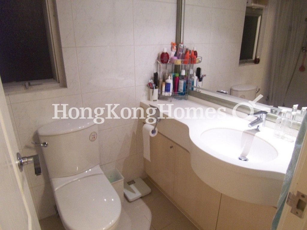 guest Bathroom — The Bonham Mansion, Mid-levels West