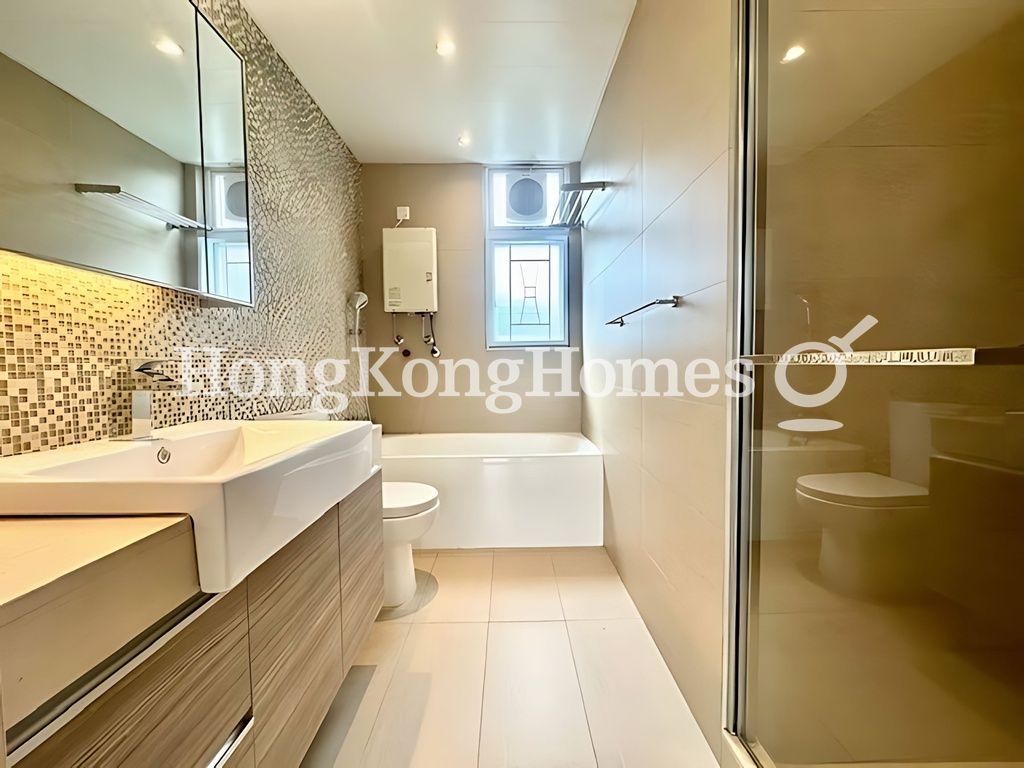 Master Bathroom — Royal Forest - Block 03, Shatin