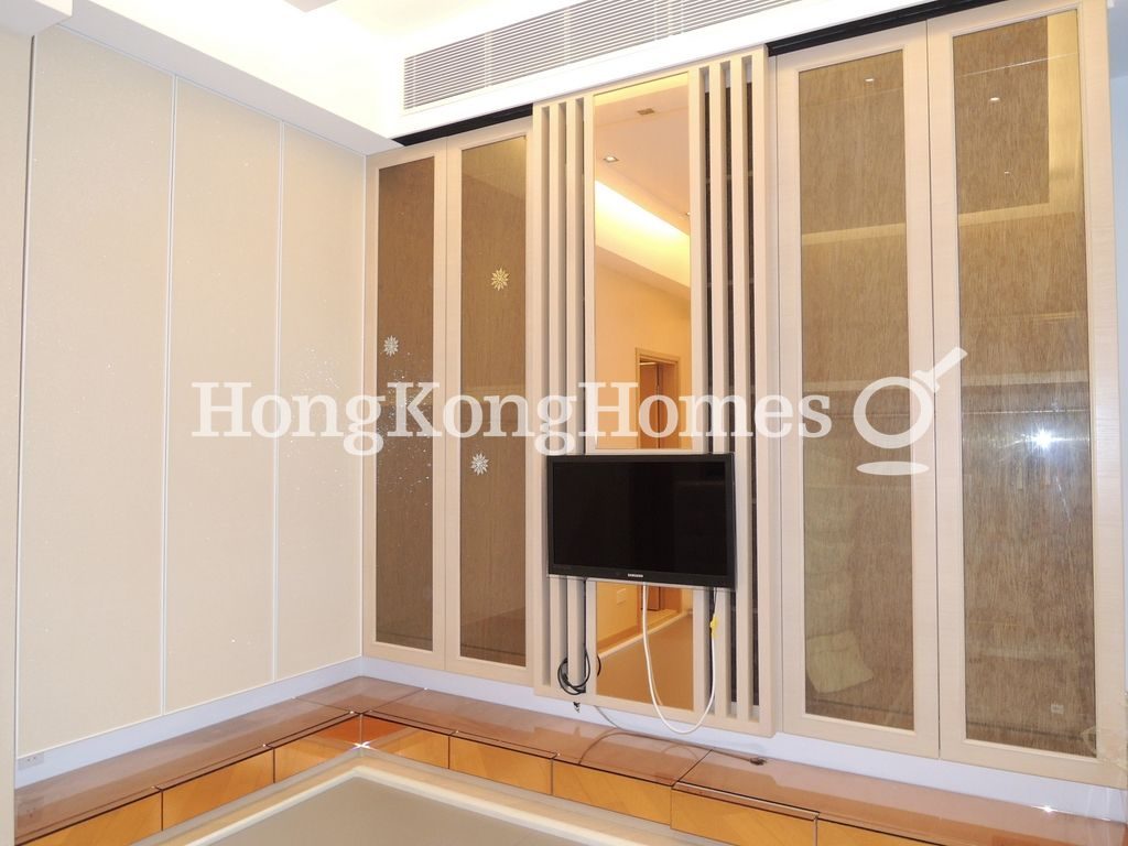 Built-in Wardrobe in Master Bedroom — 天璽 I，尖沙咀