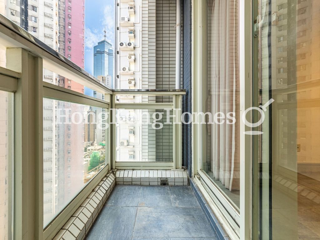 Balcony off Living and Dining Room — 聚賢居 - 第02座，中環
