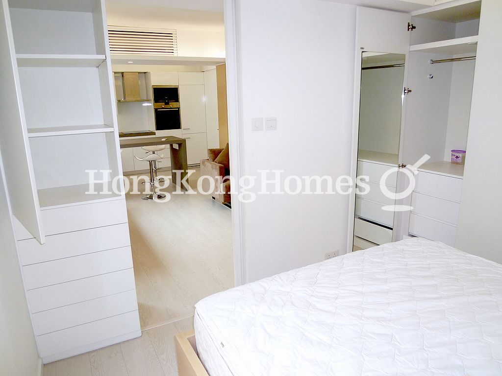 Built-in Wardrobe in Master Bedroom — 嘉富大廈，西半山