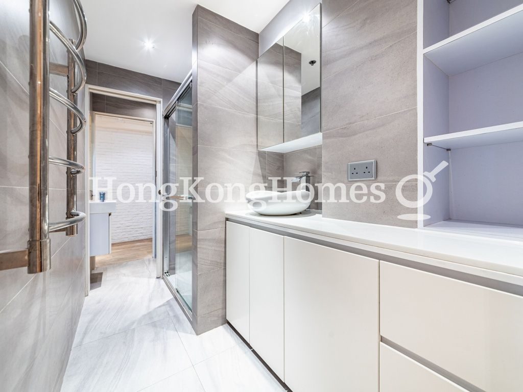 Ensuite Bathroom — 啟發大廈，上環
