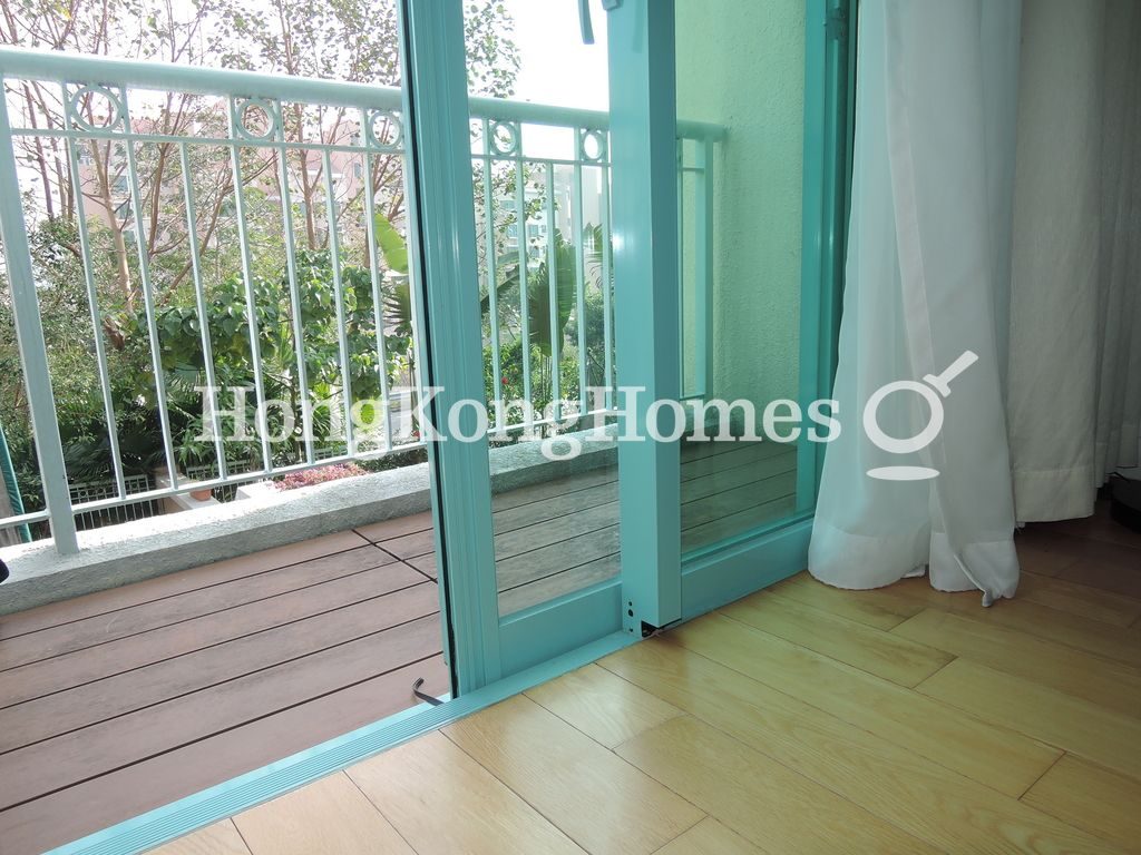 Balcony off Living & Dining Rm — 海澄湖畔二段 - 低座洋房 - 第02座，愉景灣
