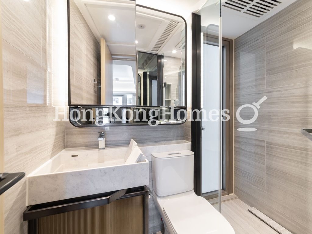 Guest Bathroom — TownPlace SOHO, Mid-levels West