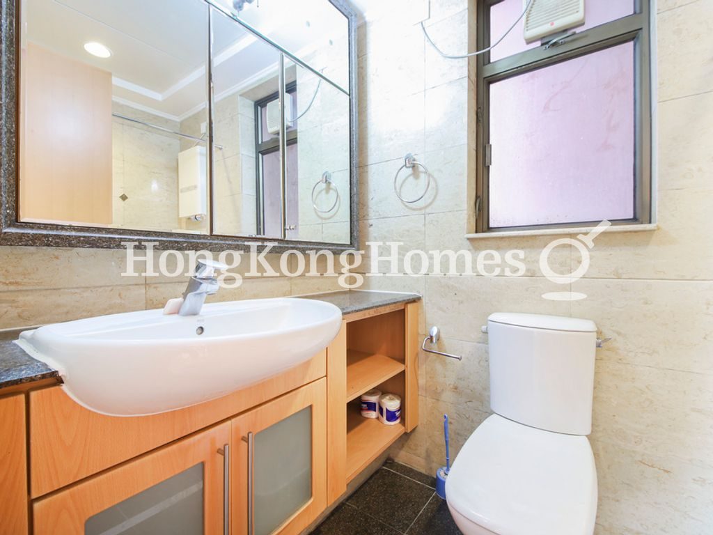 Master Bathroom — 寶翠園 8座，薄扶林