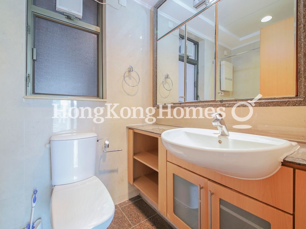 Guest Bathroom — 寶翠園 8座，薄扶林