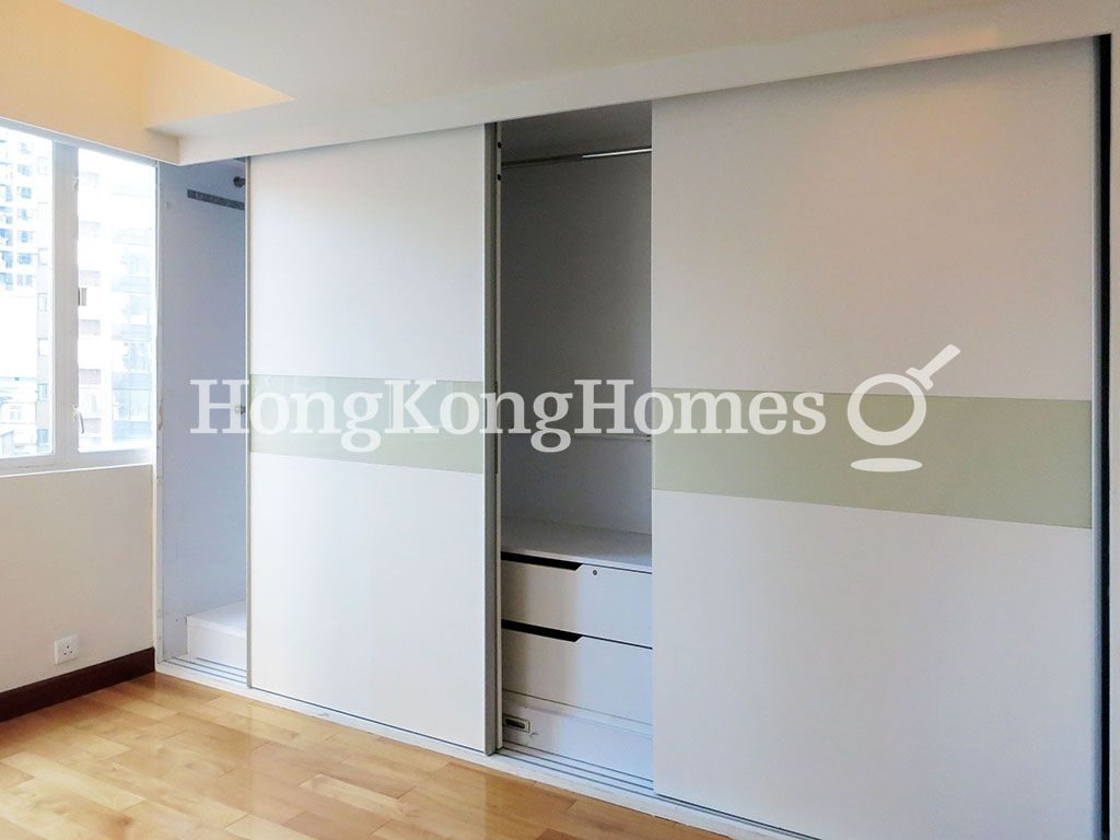 Built-in Wardrobe in Master Bedroom — 嘉輝大廈，西半山