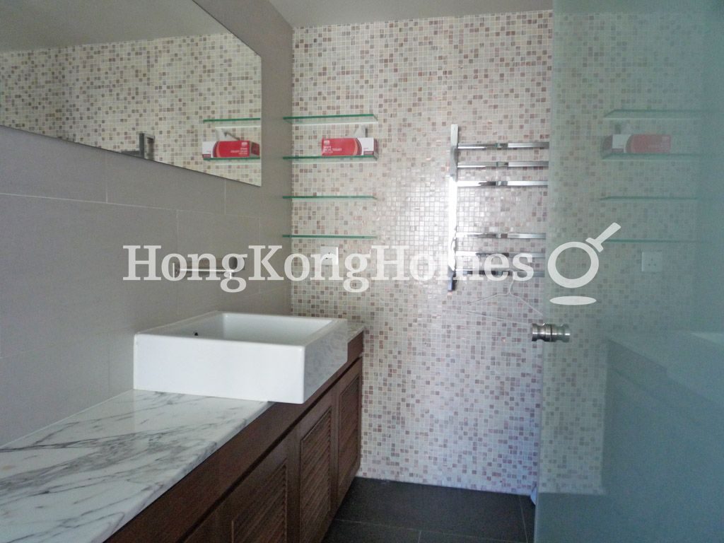 Master Bathroom — 域多利道 60 號，西環堅尼地城