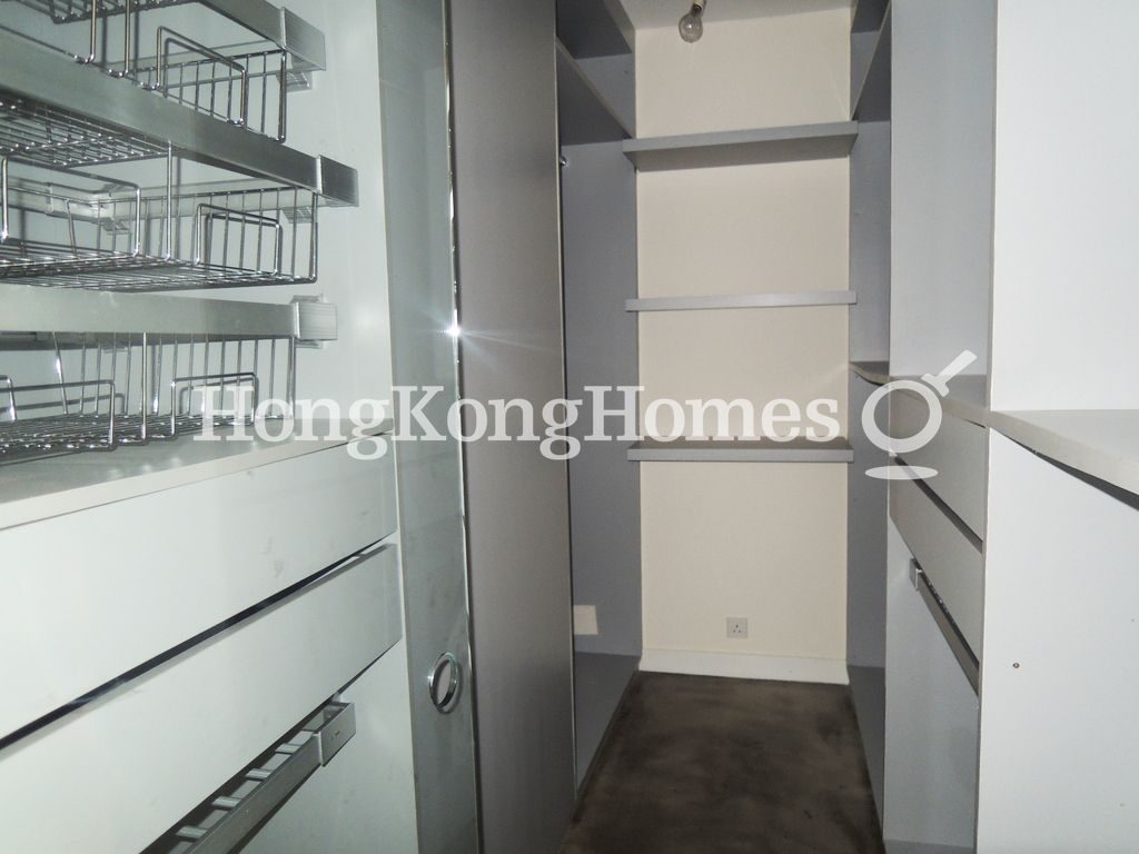 Walk-in Closet in Master Bedroom — 愉景灣 13 期 - 尚堤 - 第03座 - 漪蘆，愉景灣