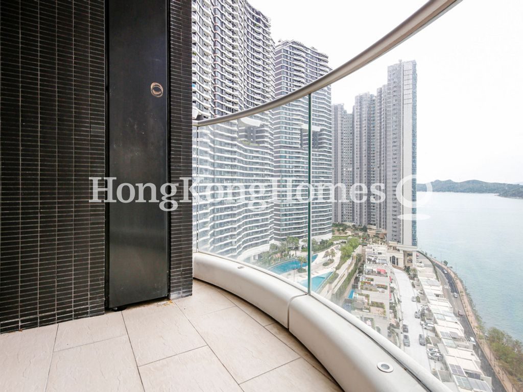 Balcony off Living and Dining Room — 貝沙灣 06期 Bel-Air No. 8-1座，薄扶林