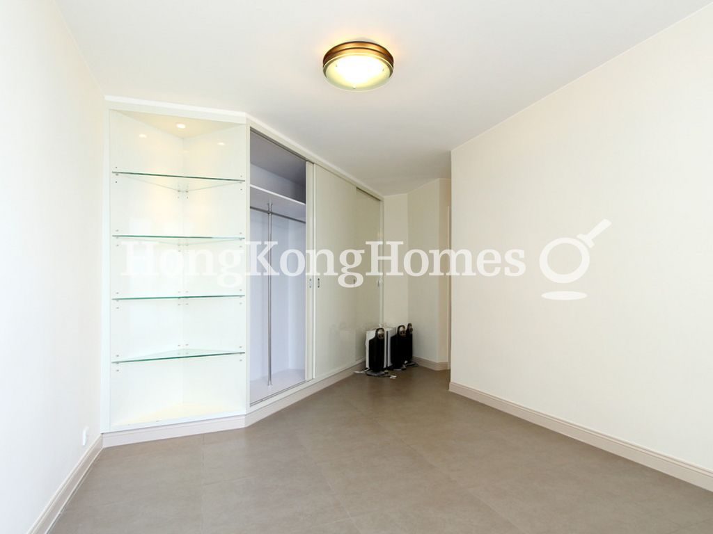 Built-in Wardrobe in Master Bedroom — 太古城 - 雅蓮閣，太古城