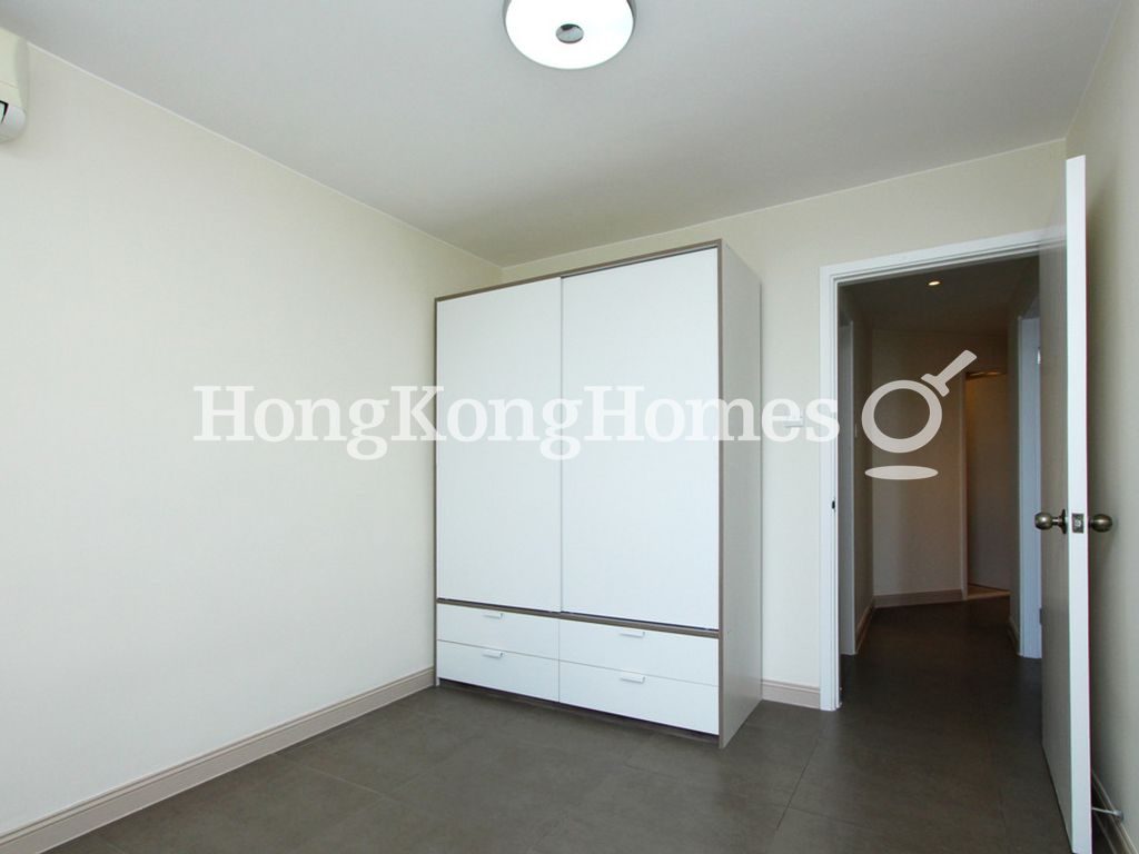 Wardrobe in Second Bedroom — 太古城 - 雅蓮閣，太古城