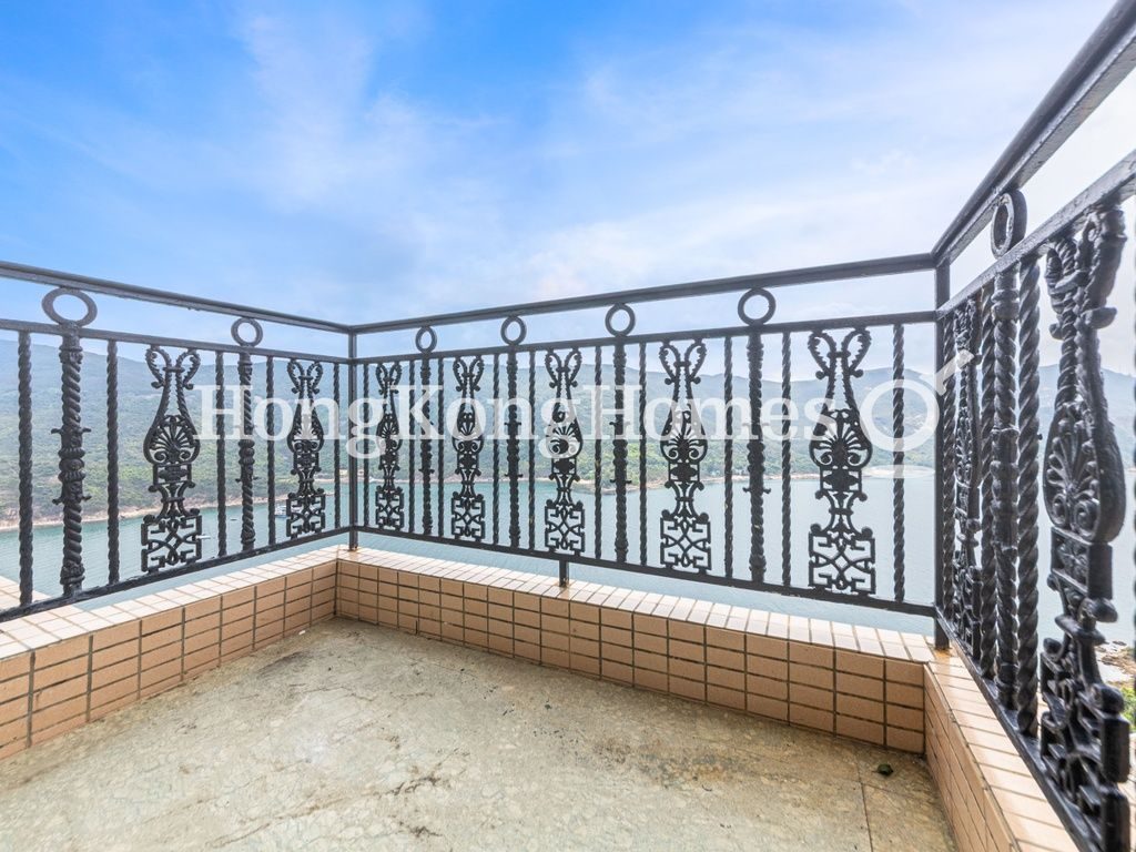 Balcony off Living and Dining Room — 紅山半島 - 第02座，大潭