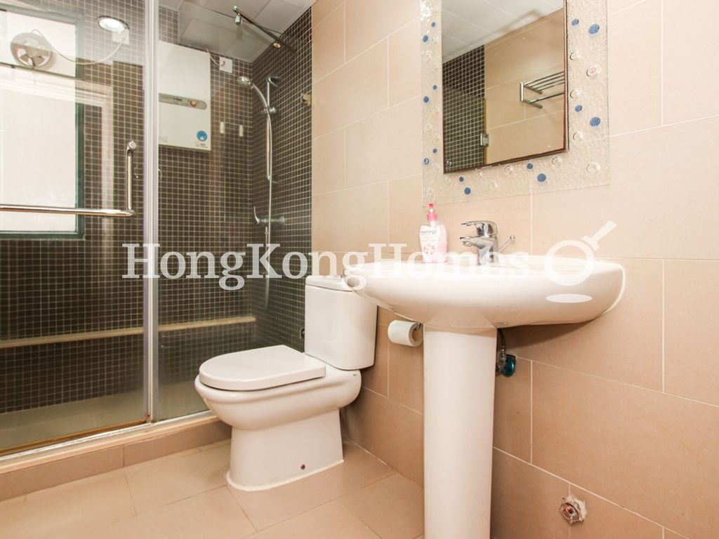 Guest Bathroom — Robinson Place - Block 01, Mid-levels West