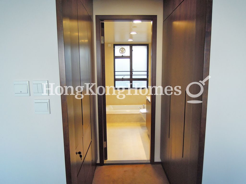 Built-in Wardrobe in Master Bedroom — 浪琴園 - 第01座，大潭
