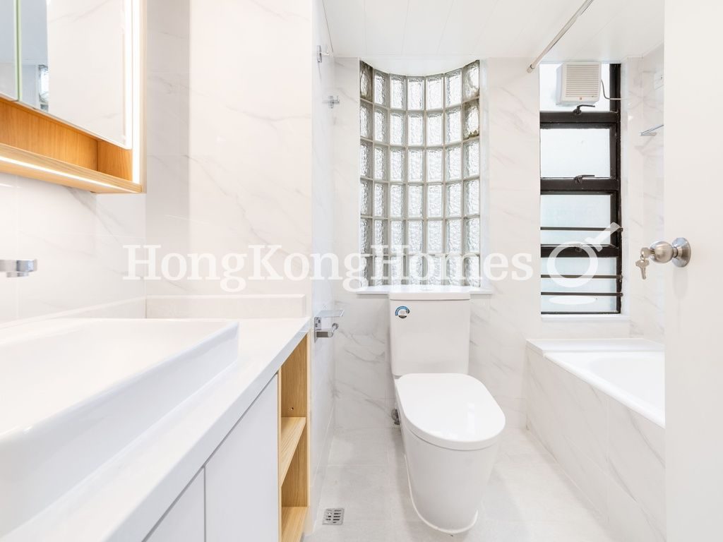 Guest Bathroom — 大坑道1號，大坑