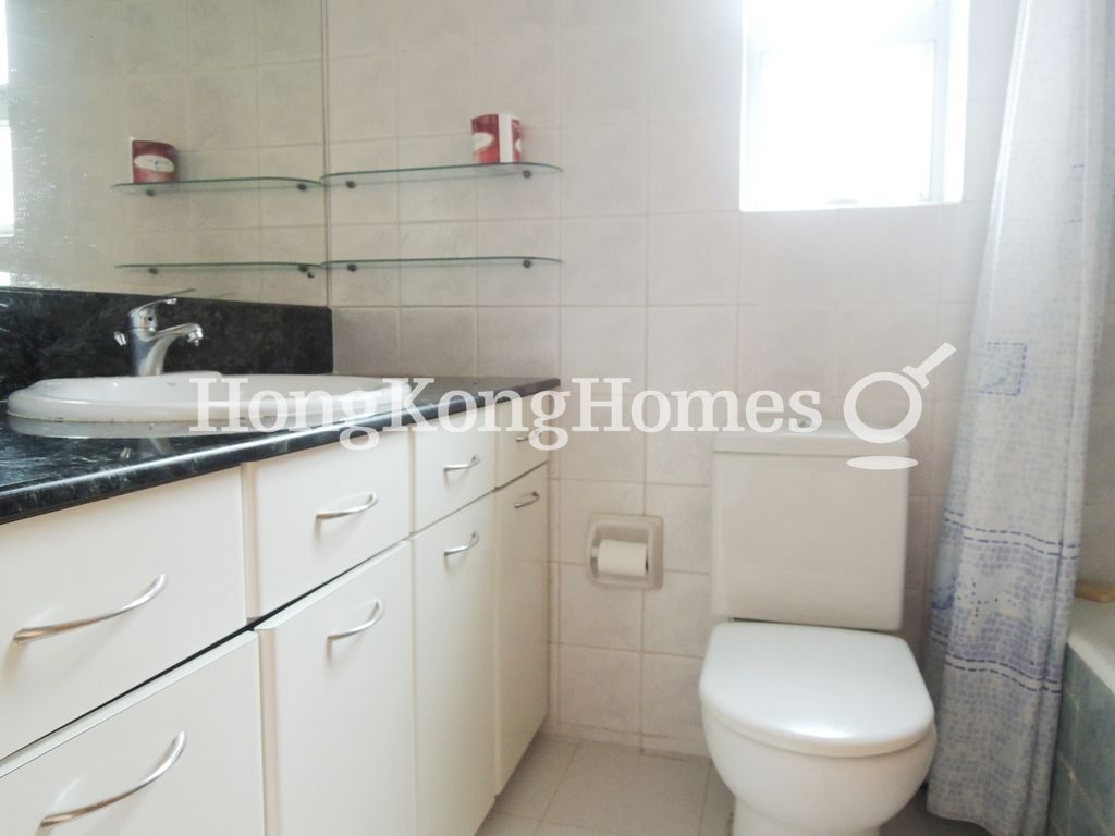 Guest Bathroom — 潔園 20-22，跑馬地