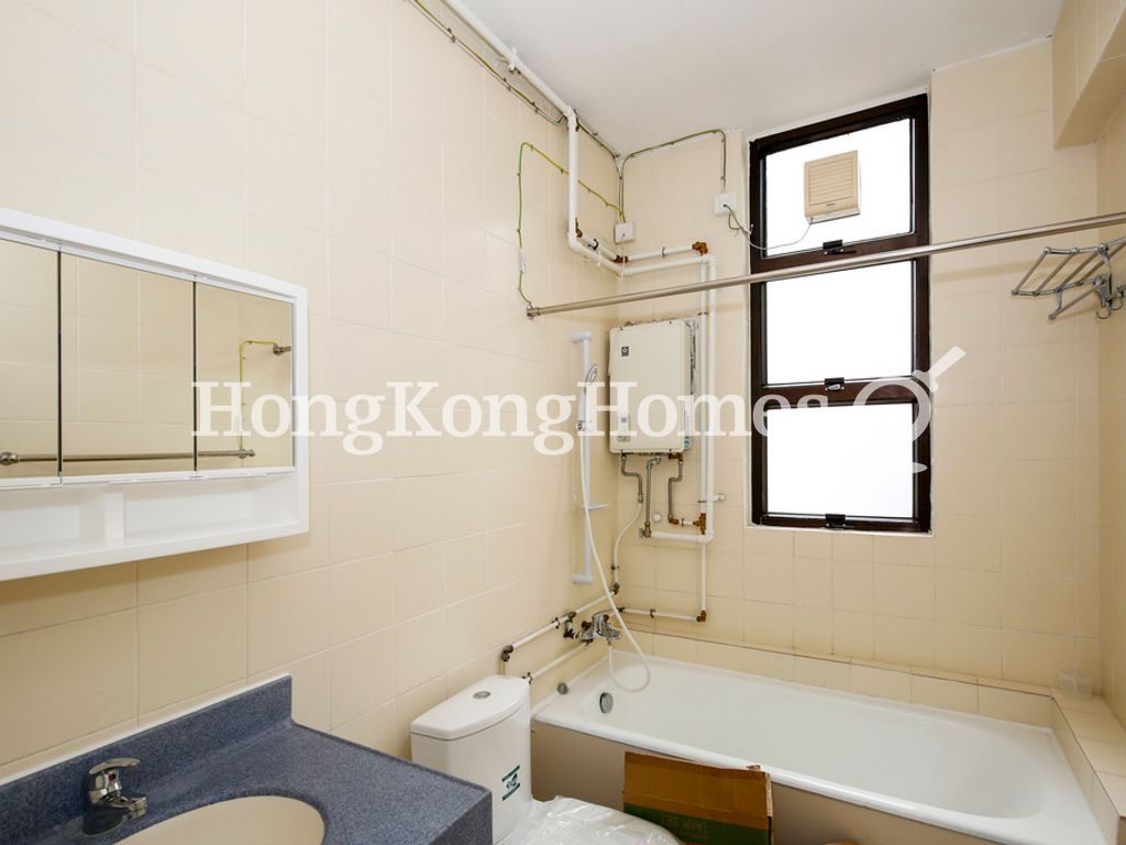 Guest Bathroom — Eden Gardens - Block 01, Shatin / Fo Tan