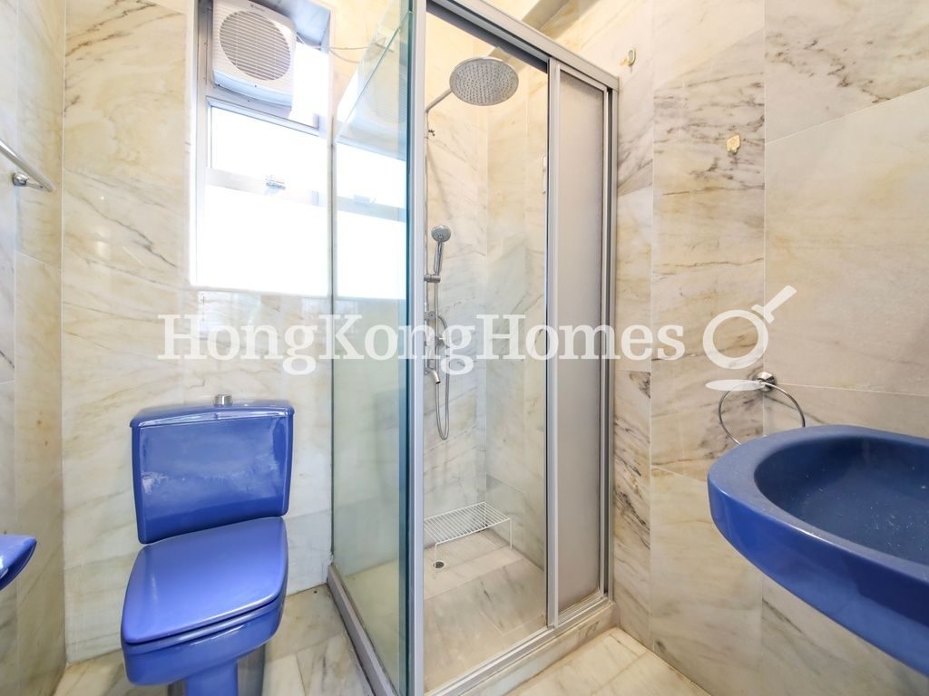 Guest Bathroom — 樂觀大廈，中半山