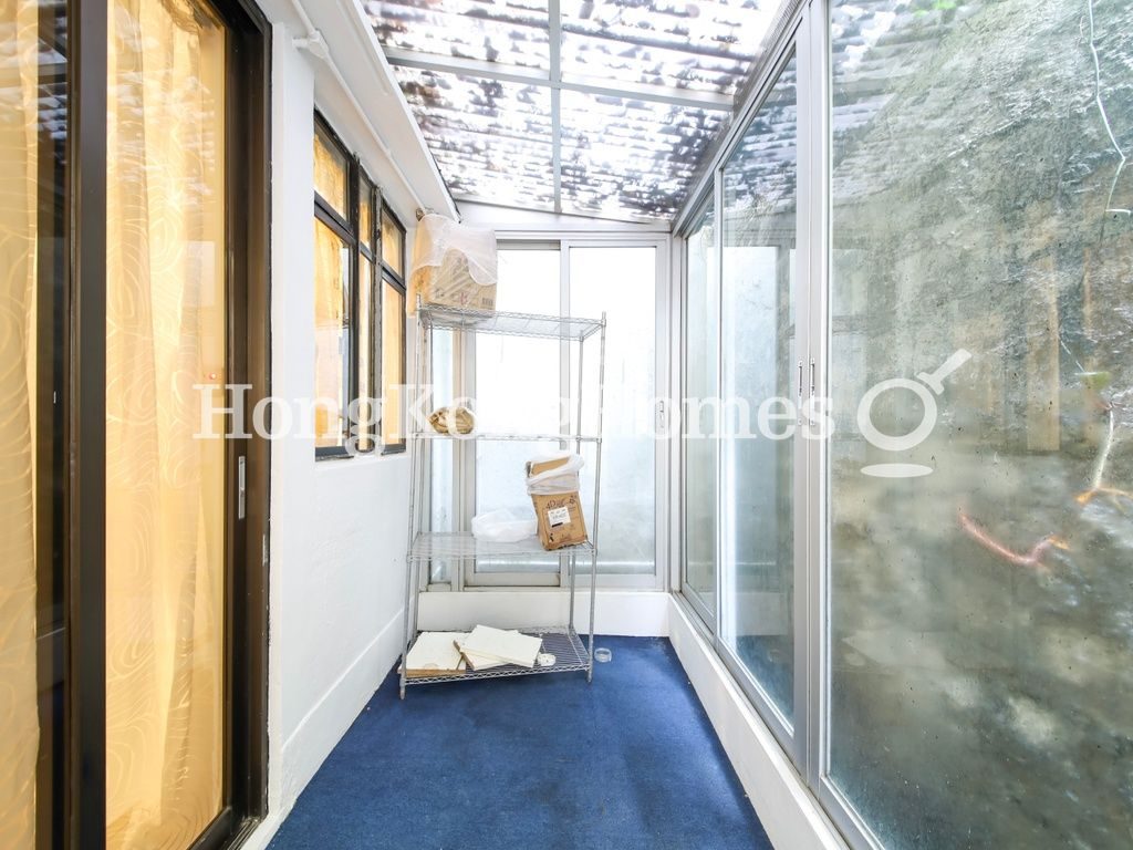 Enclosed Balcony off Living & Dining Rm — 樂觀大廈，中半山