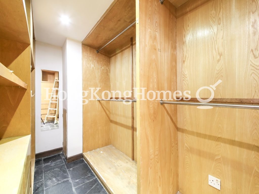 Walk-in Closet in Master Bedroom — 樂觀大廈，中半山