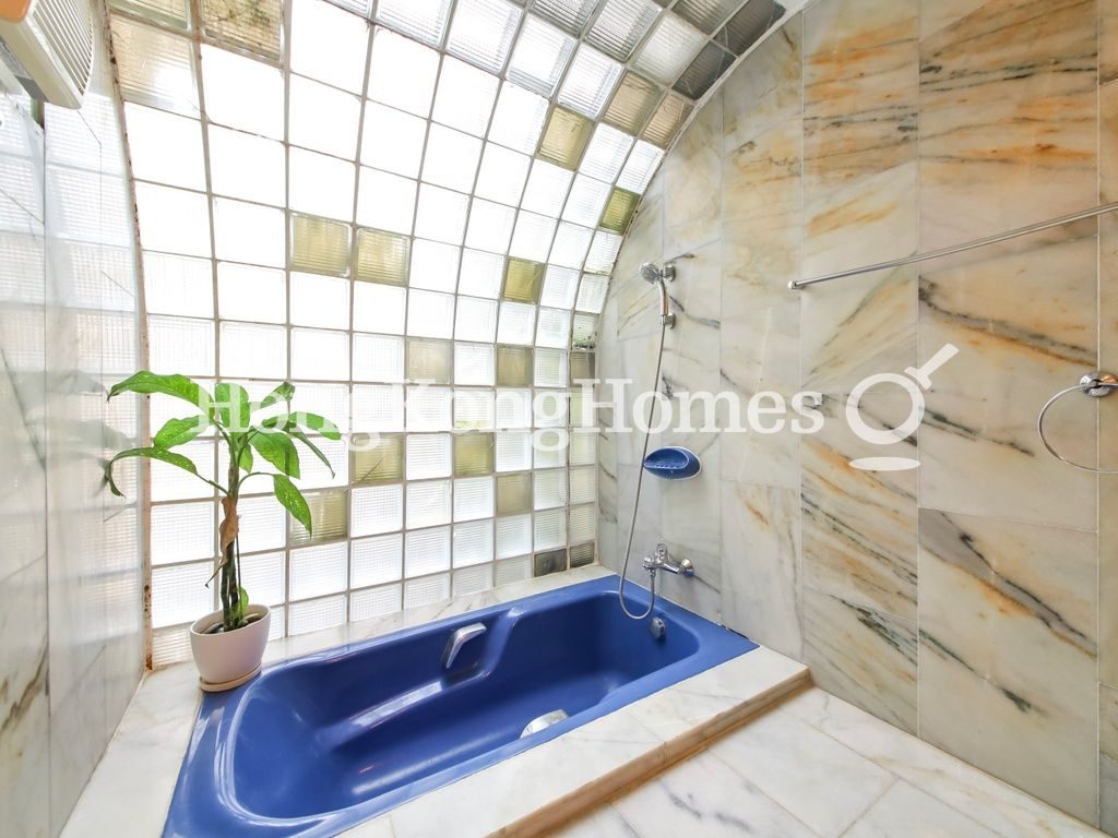 Master Bathroom — 樂觀大廈，中半山