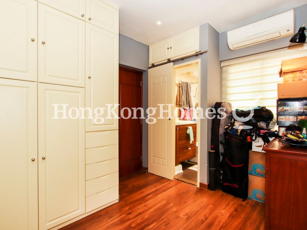 Dressing Area off the Entrance — 維昌大廈，灣仔
