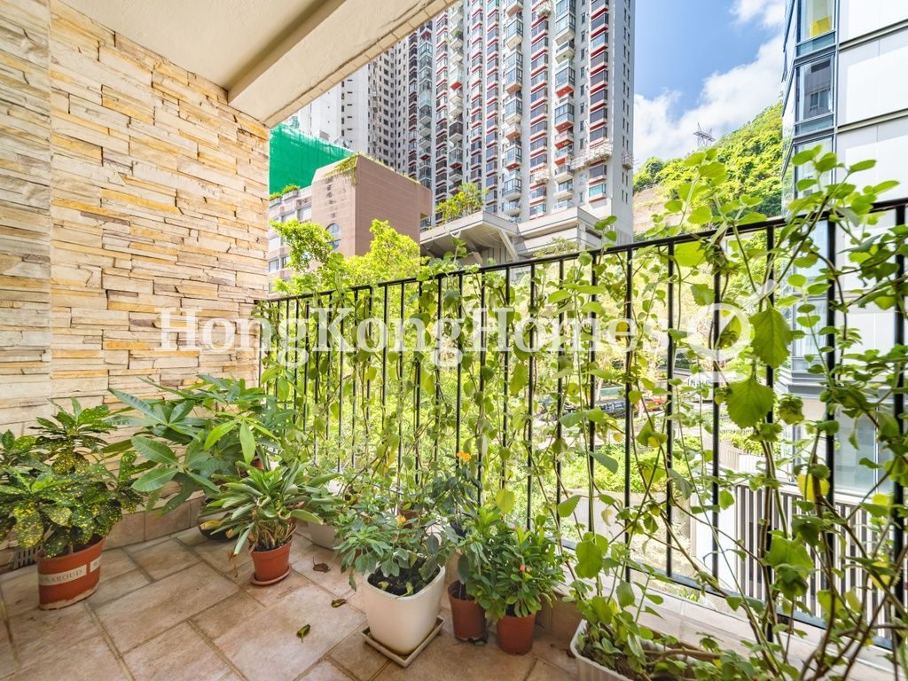 Balcony off Living and Dining Room — 鳳凰閣 - 第02座，東半山