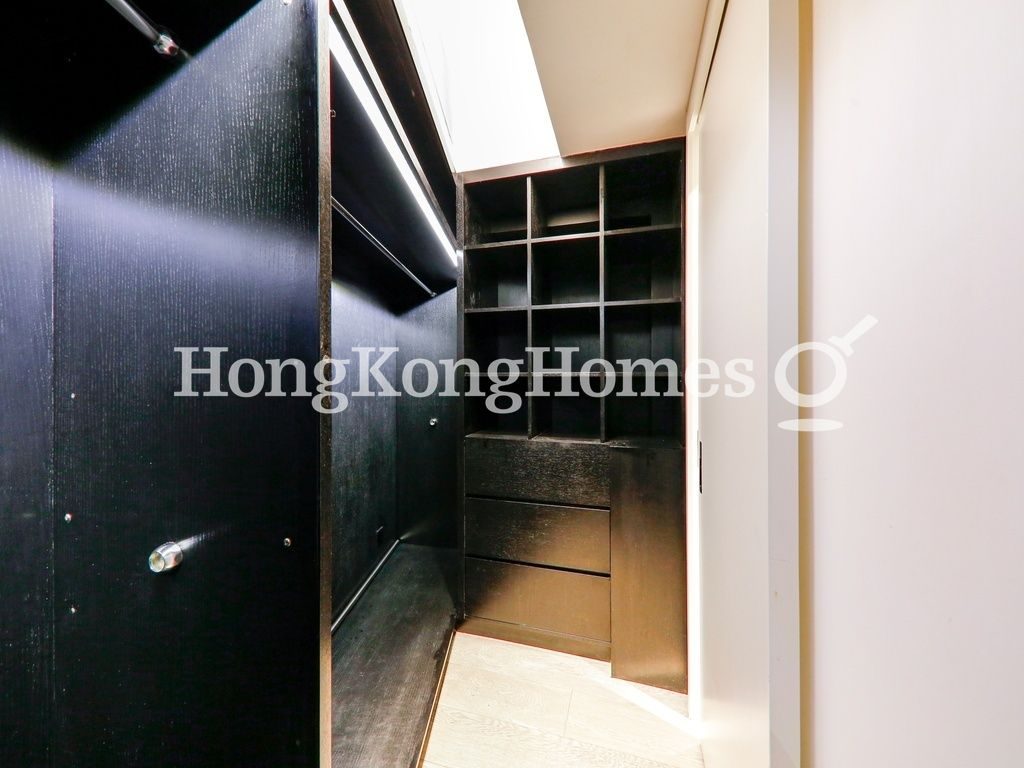 Walk-in Closet in Master Bedroom — 羅便臣道，西半山