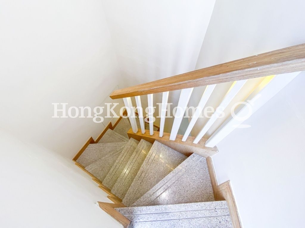 Internal Staircase to Rooftop — 皇朝閣，中半山