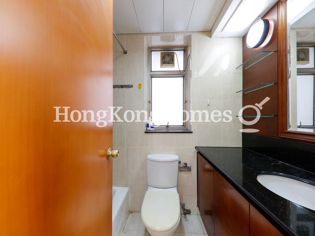 Guest Bathroom — 擎天半島 5座，尖沙咀