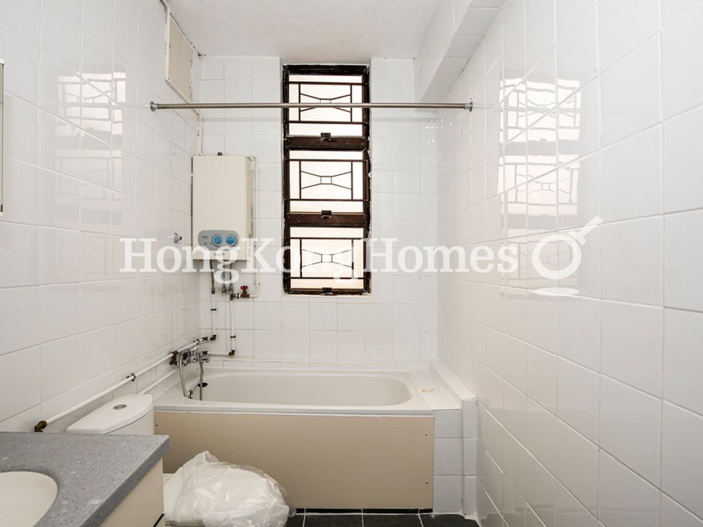 Guest Bathroom — 怡翠花園 01座，沙田火炭