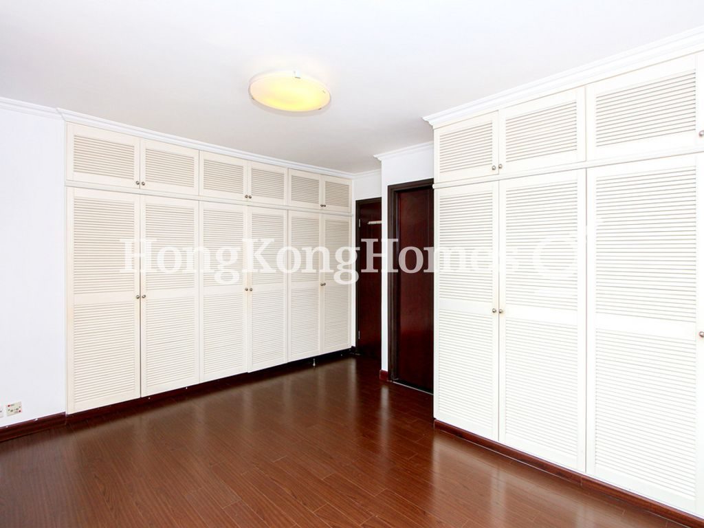 Built-in Wardrobe in Master Bedroom — 碧瑤灣 - 第23座，薄扶林