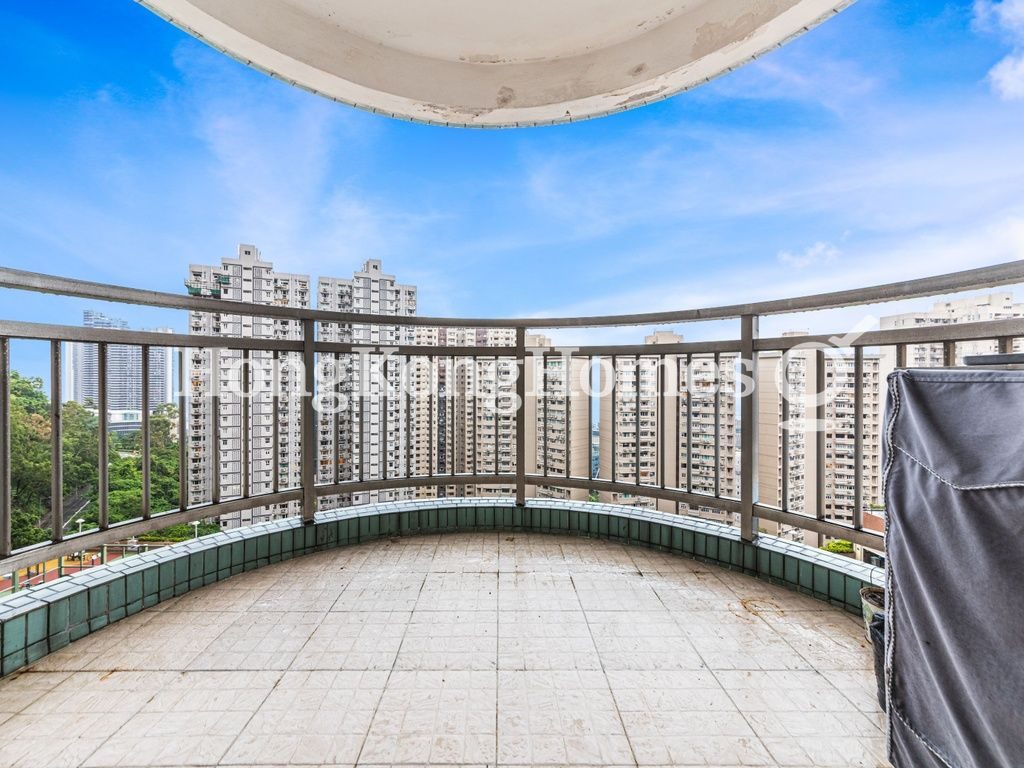 Balcony off Living and Dining Room — 碧瑤灣 - 第23座，薄扶林