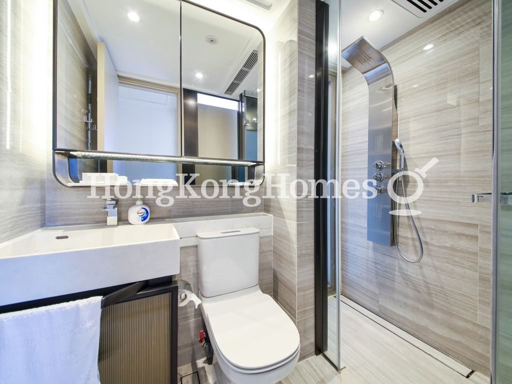 Guest Bathroom — TownPlace SOHO, Mid-levels West