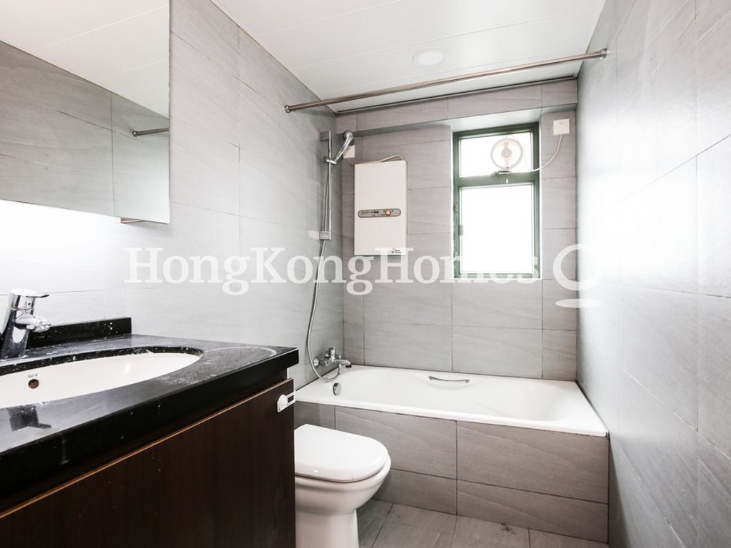Master Bathroom — 萬茂苑，東半山