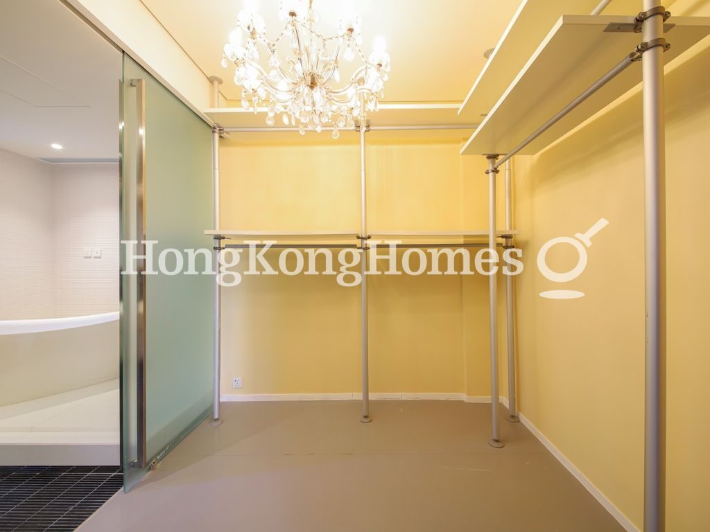 Walk-in Closet in Master Bedroom — 好景大廈，中半山