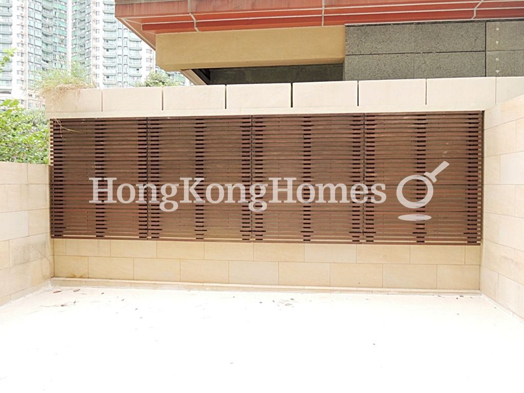 Private Terrace off Living Room — 海珀名邸，東涌