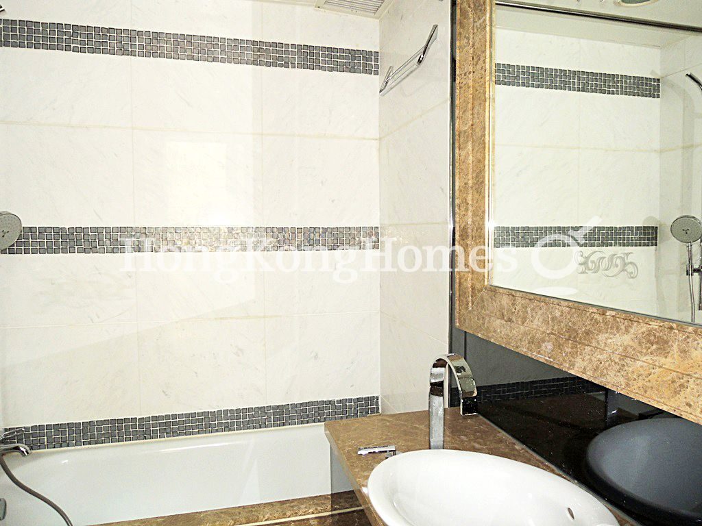 Second Ensuite Bathroom — 海珀名邸，東涌