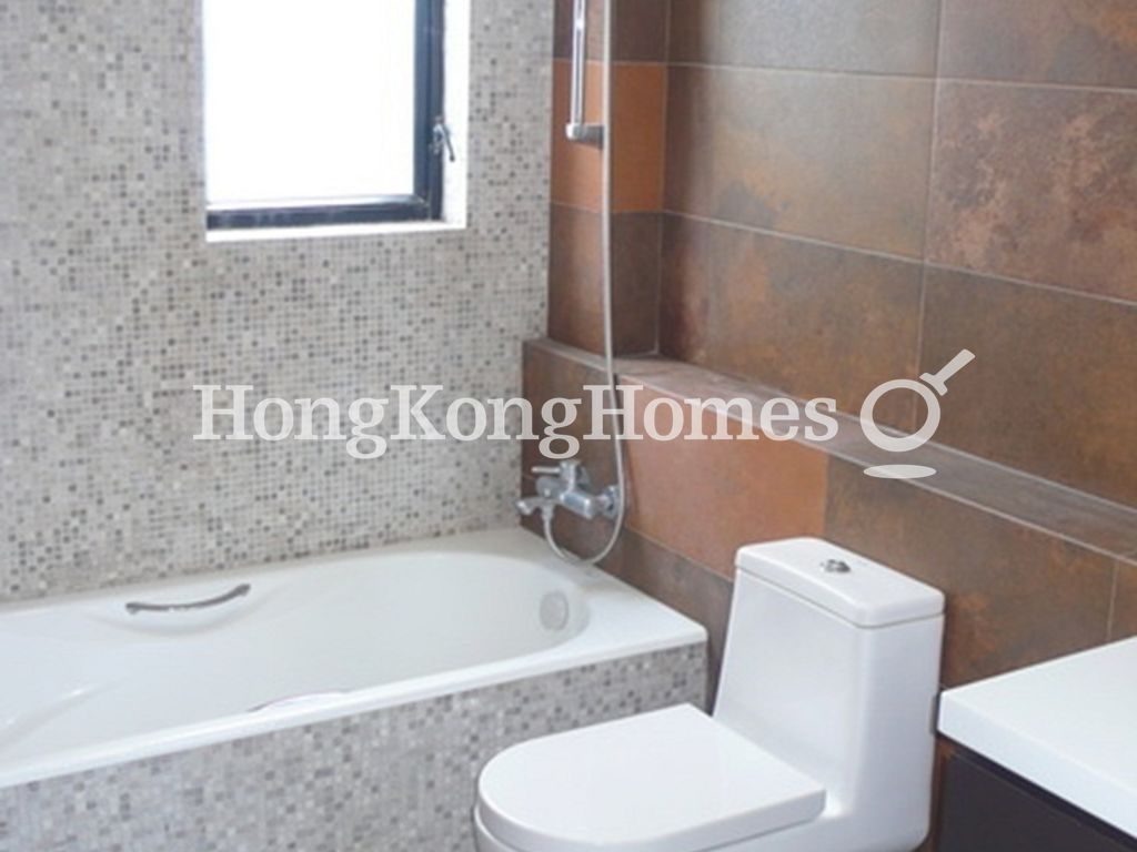 Master Bathroom — 銀海山莊 - 第08座，清水灣