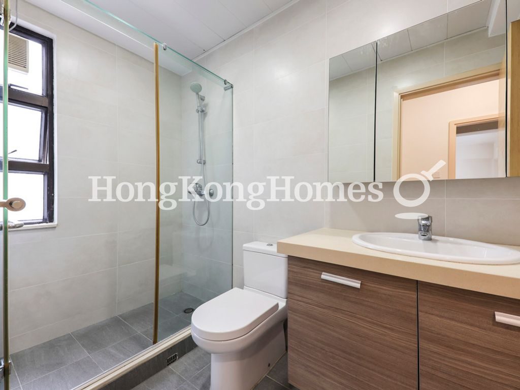Guest Bathroom — 福來閣，中半山