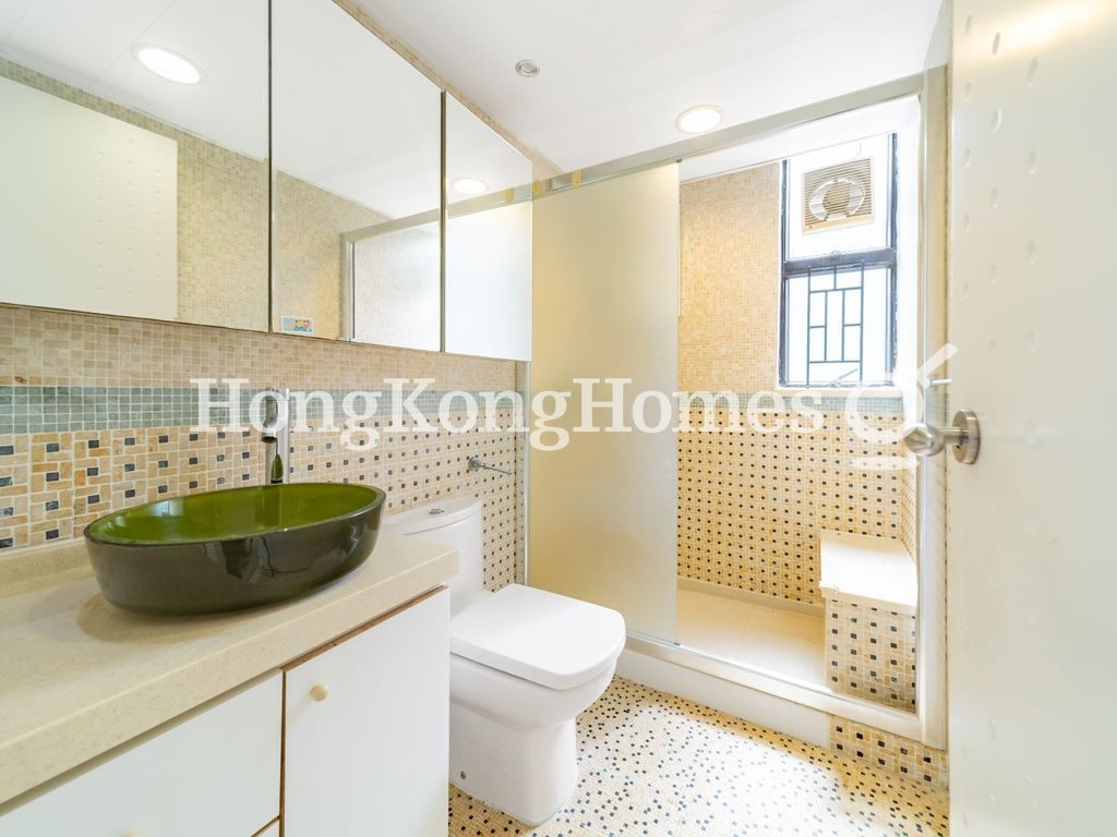 Guest Bathroom — The Brentwood, Repulse Bay