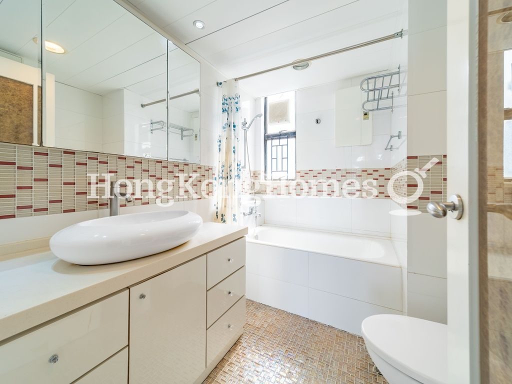 Master Bathroom — The Brentwood, Repulse Bay