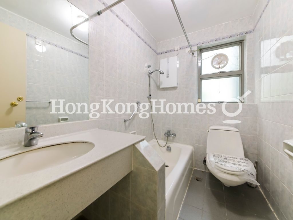 Guest Bathroom — 東山臺 11號，東半山