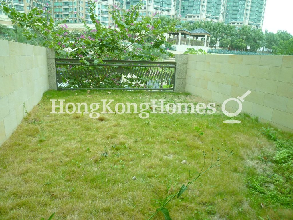 Private Garden off Living Room — 海珀名邸，東涌