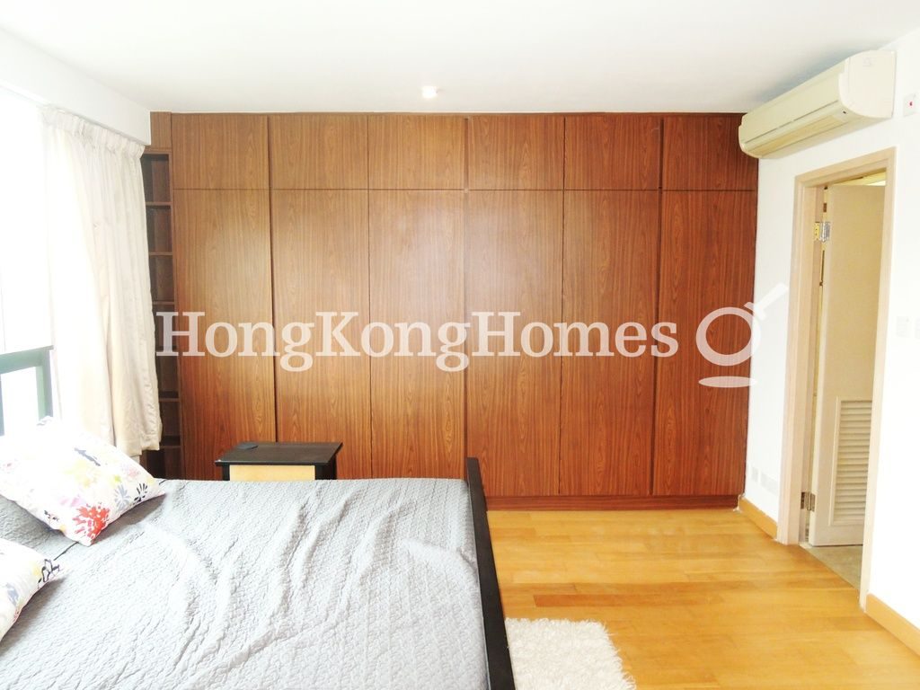 Built-in Wardrobe in Master Bedroom — 御濤，西貢