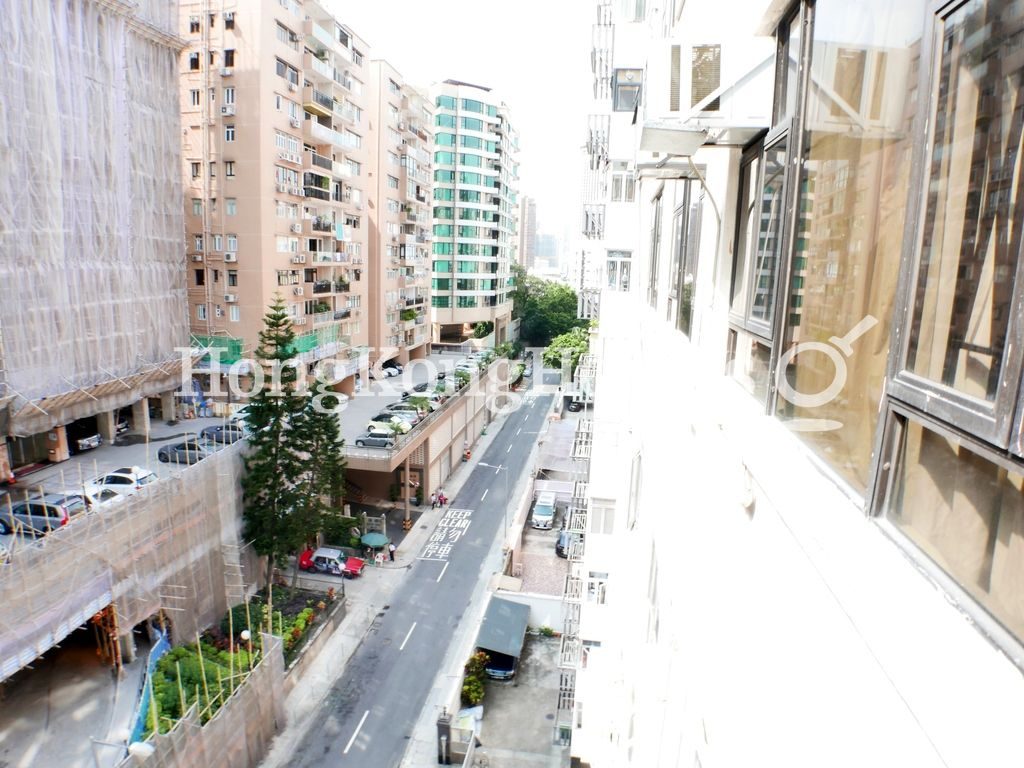 View from Living and Dining Room — 金輝大廈，東半山
