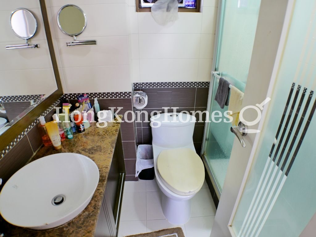 Master Bathroom — 金輝大廈，東半山